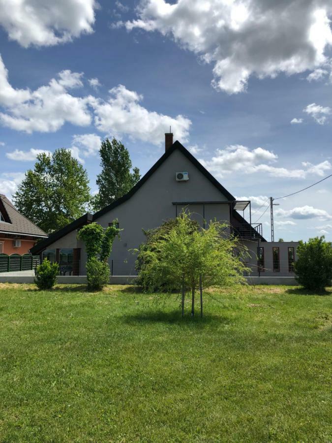 Hullam Apartman Balatonlelle Bagian luar foto